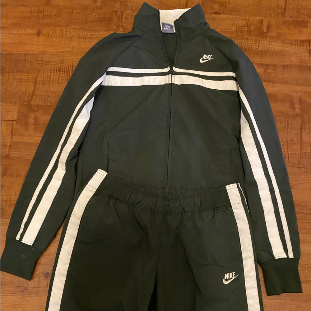 Nike sweat suit. Dark green. 2 side pockets. Soft, breathable.